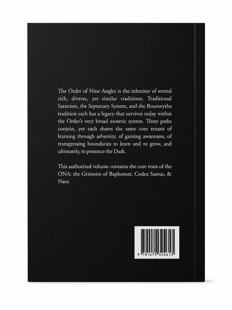 Pu&ograve; includere: Un libro nero con testo bianco che descrive l'Ordine dei Nove Angoli e i suoi testi principali, tra cui il Grimoire of Baphomet. Il dorso del libro &egrave; visibile e un codice a barre si trova in basso.
