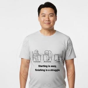 Könnte beinhalten: Hellgraues T-Shirt mit einer schwarzen Grafik, die die Phasen einer Aufgabe darstellt, von anfänglicher Begeisterung bis zur Erschöpfung. Der Text "Starting is easy, finishing is a struggle" steht darunter.