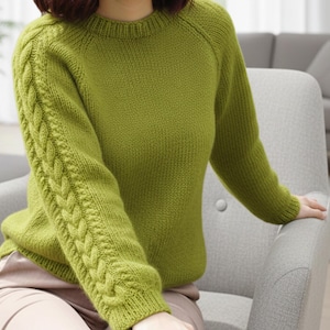 Op de afbeelding: Een handgemaakt houten bord met de tekst "Welcome to our home" in een handgeschreven stijl. Het bord is wit geschilderd met zwarte letters en een verweerde afwerking, perfect voor woondecoratie.