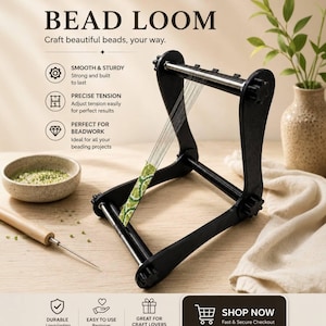 Può includere: Un telaio per perline nero con un'asta metallica e manopole di tensione, che mostra una striscia di perline parzialmente tessuta con un motivo verde e bianco. Il telaio include i testi: BEAD LOOM, SMOOTH & STURDY, PRECISE TENSION, PERFECT FOR BEADWORK, DURABLE, EASY TO USE, GREAT FOR CRAFT LOVERS e SHOP NOW.