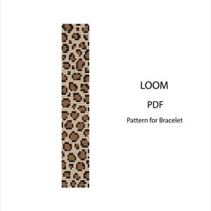 Peut inclure: Un motif de perles pour métier à tisser rectangulaire et vertical présentant un imprimé léopard répétitif dans des tons de beige, marron et noir. Le texte LOOM PDF Pattern for Bracelet est imprimé en noir à droite du motif.