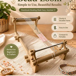 Peut inclure: Un métier à tisser les perles en plastique beige avec deux tiges métalliques et des boutons de tension. Le cadre présente le texte Bead Loom, Simple to Use, Beautiful Results, Handmade Beading Made Easy, Anytime, Sturdy & Durable Frame, Easy to Use, Compact & Portable, Premium Quality Materials, Great for Everyone, et Perfect for Unique Gifts.