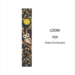 Può includere: Un modello per braccialetto a telaio in formato PDF con un design pixelato di un gufo appollaiato su un ramo su sfondo scuro con una luna gialla, foglie verdi e fiori bianchi. Il testo LOOM PDF Pattern for Bracelet è visibile.