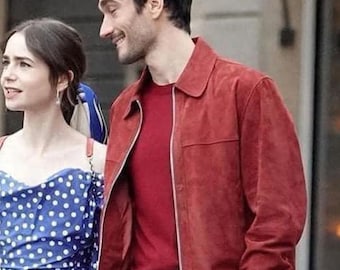 Handgemaakte Marcello Emily in Paris S04 Netflix rode suède leren jas