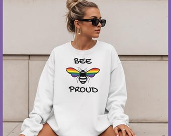 Bee Proud Pride-tröja, HBTQ-regnbågsbi-ordvits, rolig Gay Pride-gåva, Pride-månadens rundhalsband, lesbisk HBTQ-jämställdhet Bee Proud-tröja