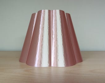 Lámpara moderna y elegante con pantalla en forma de margarita y diseño minimalista. Color oro rosa, efecto seda, casquillo E14, luz cálida.