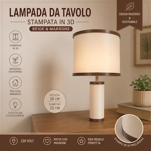 Può includere: Una lampada da tavolo beige e marrone con base cilindrica e paralume. La lampada è alta 36 cm e ha un diametro di 22 cm. Il testo sull'immagine dice "stampato in 3D" e "design moderno e sostenibile".