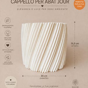 Może przedstawiać: Biały plisowany abażur o cylindrycznym kształcie. Tekst na obrazie zawiera CAPPELLO PER ABAT JOUR, 16,5 cm ALTEZZA oraz 20 cm DIAMETRO. Konstrukcja posiada pionowe fałdy tworzące teksturowaną powierzchnię dla lampy stołowej.
