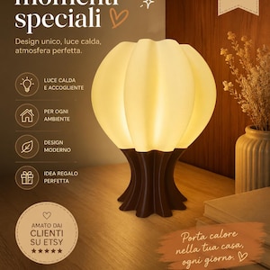 Può includere: Una lampada da tavolo decorativa con un bagliore caldo e invitante. La lampada presenta un paralume a forma di fiore color crema su una base marrone scuro a forma di tronco d'albero. Il testo sull'immagine recita "Illumina i tuoi momenti speciali."