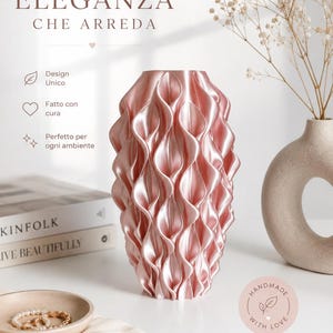 Könnte beinhalten: Eine metallisch rosa Vase mit einer vertikalen, sich wiederholenden wellenartigen Textur. Der Text auf dem Bild lautet: ELEGANZA CHE ARREDA, Design Unico, Fatto con cura, Perfetto per ogni ambiente, HANDMADE WITH LOVE, SCOPRILO SU Etsy.