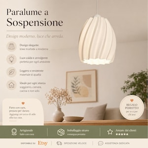 Può includere: Una lampada a sospensione bianca e vorticosa è appesa al soffitto. La luce ha un design strutturato a forma di petalo ed emette un bagliore caldo. L'immagine include anche testo in italiano, che pubblicizza la lampada.