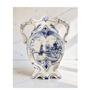 Jarrón azul y blanco estilo Delft de Swaine & Co. con asas, década de 1920.
