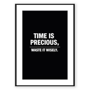 Peut inclure: Une affiche encadrée avec un fond noir et un cadre blanc. Le texte blanc central indique : « TIME IS PRECIOUS, WASTE IT WISELY. » Le cadre est noir. Un design minimaliste et motivant pour la décoration.