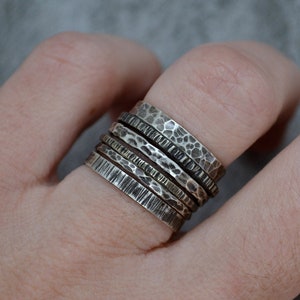 Anillos apilables de plata de ley oxidada: bandas rústicas martilladas