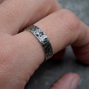 Geoxideerde sterlingzilveren bandring, uniseks stapelring, alledaagse eenvoudige ring, herenring, rustieke zilveren 925-ring, getextureerde duimring