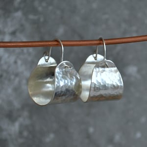 Örhängen i silver med korg, lätta hamrade örhängen, djärva breda ringar, texturerade örhängen, minimalistiska unika örhängen, present till henne bild 12