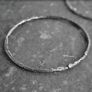 Armband med skogsgren: Kvistoxiderat sterlingsilverarmband, naturinspirerade smycken