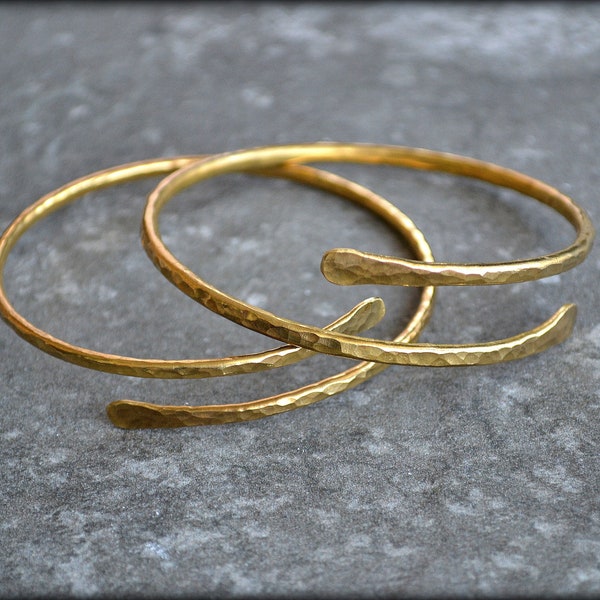 Brass Overlap Bangle, Hammered Bangle Bracelet, Forearm or Upper Armlet, Adjustable Open Gold Bangle, Hammered Arm Cuff 2.5mm Thick Wire