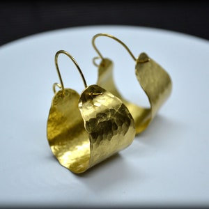 Gouden mandoorringen, messing brede hoepels, gewaagde gehamerde oorbellen, stijlvolle oorbellen met textuur, moderne hoepels, lichtgewicht oorbellen