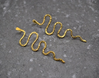 Asymmetriska ormörhängen, gyllene mismatchade örhängen, fina minimalistiska örhängen, reptilörhängen, lätta texturerade örhängen