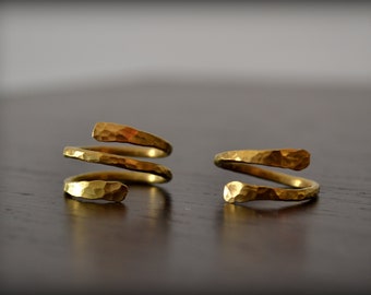 Einfacher Wickelring, Minimalistischer gehämmerter Ring, Twist-Strukturring, Unisex-Bandring, Dreifach-Bandring, doppelt gewickelter Ring, goldener Messingring