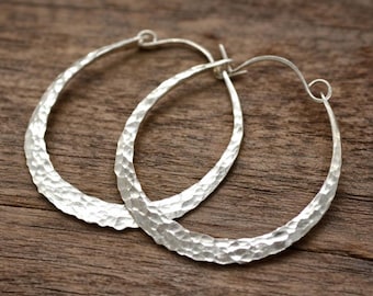 Hamrade handgjorda ringörhängen: Moderna statement-smycken (45 mm)