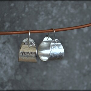 Örhängen i silver med korg, lätta hamrade örhängen, djärva breda ringar, texturerade örhängen, minimalistiska unika örhängen, present till henne sterling silver