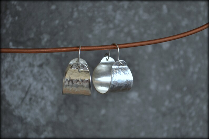 Örhängen i silver med korg, lätta hamrade örhängen, djärva breda ringar, texturerade örhängen, minimalistiska unika örhängen, present till henne sterling silver