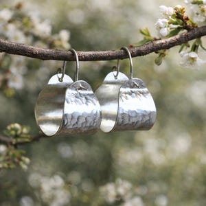 Örhängen i silver med korg, lätta hamrade örhängen, djärva breda ringar, texturerade örhängen, minimalistiska unika örhängen, present till henne bild 1