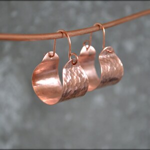 Örhängen i silver med korg, lätta hamrade örhängen, djärva breda ringar, texturerade örhängen, minimalistiska unika örhängen, present till henne copper