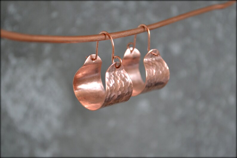 Örhängen i silver med korg, lätta hamrade örhängen, djärva breda ringar, texturerade örhängen, minimalistiska unika örhängen, present till henne copper