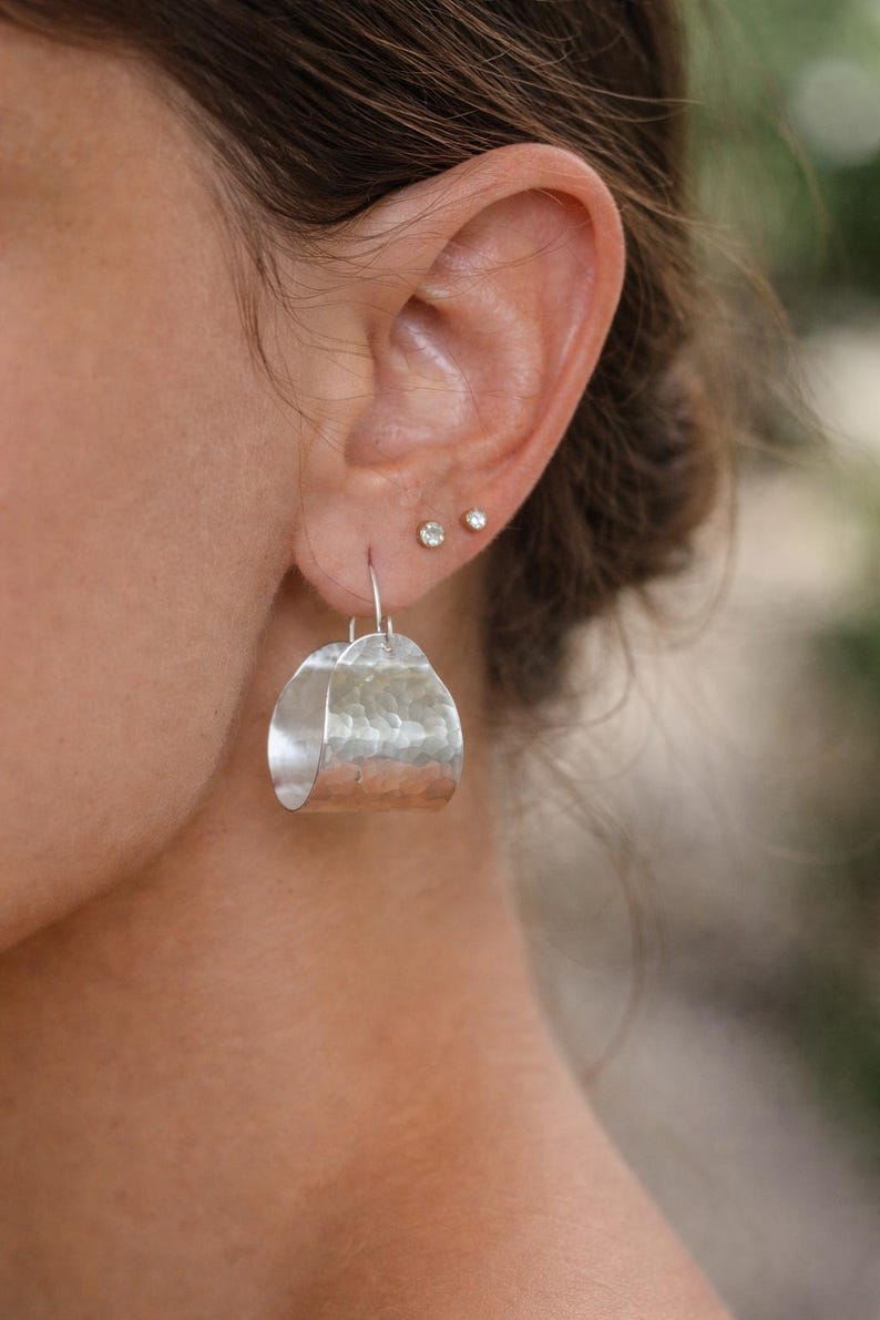 Örhängen i silver med korg, lätta hamrade örhängen, djärva breda ringar, texturerade örhängen, minimalistiska unika örhängen, present till henne bild 2
