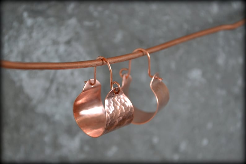 Örhängen i silver med korg, lätta hamrade örhängen, djärva breda ringar, texturerade örhängen, minimalistiska unika örhängen, present till henne bild 13