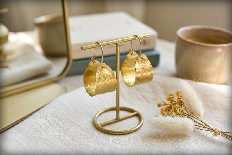 Örhängen i silver med korg, lätta hamrade örhängen, djärva breda ringar, texturerade örhängen, minimalistiska unika örhängen, present till henne bild 8
