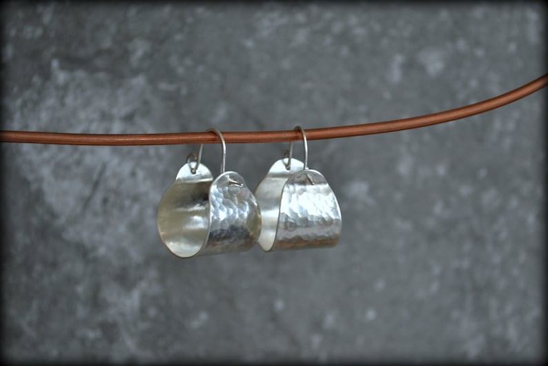 Örhängen i silver med korg, lätta hamrade örhängen, djärva breda ringar, texturerade örhängen, minimalistiska unika örhängen, present till henne bild 12