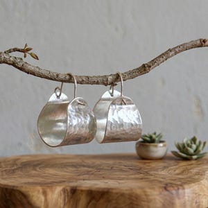 Örhängen i silver med korg, lätta hamrade örhängen, djärva breda ringar, texturerade örhängen, minimalistiska unika örhängen, present till henne bild 3