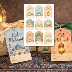 Puede incluir: Etiquetas de regalo con el texto "Eid Mubarak" e ilustraciones de acuarela de mezquitas, linternas y lunas crecientes. Las etiquetas están adheridas a regalos envueltos con cintas.