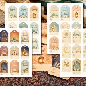 Könnte beinhalten: Eine Sammlung von Ramadan- und Eid Mubarak-Geschenkanhängern. Die Anhänger zeigen Aquarellillustrationen von Moscheen, Laternen und Monden in verschiedenen Farben. Jeder Anhänger hat Platz für "An:" und "Von:"