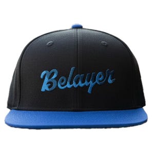 Op de afbeelding: Een zwarte honkbalpet met een platte blauwe klep en een kleine blauwe knoop aan de bovenkant. De voorkant van de pet is voorzien van het woord Belayer, geborduurd in een blauw cursief lettertype in het midden van de uit zes delen bestaande kroon.