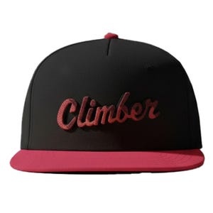 Könnte beinhalten: Eine schwarze Baseballkappe mit flachem rotem Schirm und einem kleinen roten Knopf an der Oberseite. Das Wort Climber ist in einer strukturierten roten Schreibschrift mittig auf der Vorderseite eingestickt. Die Kappe hat ein Fünf-Panel-Design.