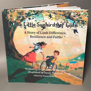 Puede incluir: Un libro infantil titulado "The Little Sunbirds of Gaza" con una colorida ilustración. La imagen muestra a dos niños, uno de ellos en silla de ruedas. El subtítulo del libro trata sobre la diferencia de extremidades, la resiliencia y la fe.