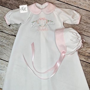 Conjunto de camisón, gorro y babero a juego para bebé niña.