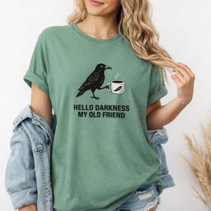 Chemise Hello Darkness My Old Friend Comfort Colors®, cadeau pour les amateurs de café Raven Crow, esthétique Dark Academia