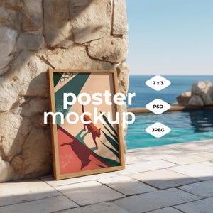Puede incluir: Una maqueta de póster enmarcado apoyada contra una pared de piedra junto a una piscina. El póster presenta un diseño abstracto colorido con una figura y las palabras "poster mockup". El fondo incluye una piscina y el océano.