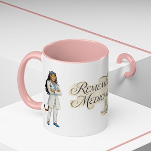 Puede incluir: Taza de cerámica blanca con interior y asa rosas. La taza presenta una ilustración de un médico guepardo y las palabras "Remember Medicine". Una taza de café única y elegante.