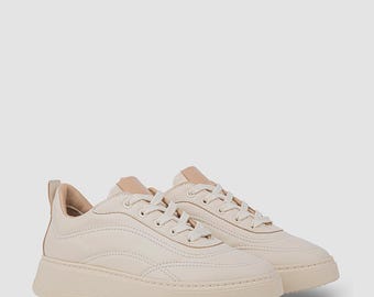 Zapatillas cómodas, ligeras y a la moda, fabricadas en piel auténtica.