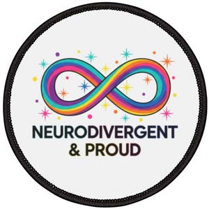 Peut inclure: Écusson rond avec une bordure noire et un fond blanc. Il présente un symbole infini aux couleurs de l'arc-en-ciel, des étoiles et le texte "NEURODIVERGENT & PROUD" en noir.