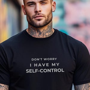 Camiseta minimalista "Autocontrole", com estampa divertida, unissex, casual e para o dia a dia.