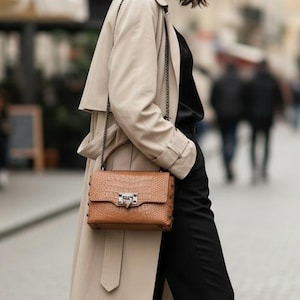 Bolso de hombro de piel de cocodrilo hecho a mano, pequeño y elegante, bolso de noche moderno para mujer, clutch minimalista, color marrón coñac.