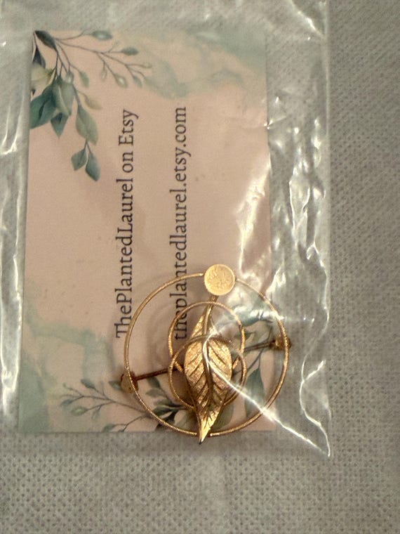 Vintage circular Leaf brooch - image 3